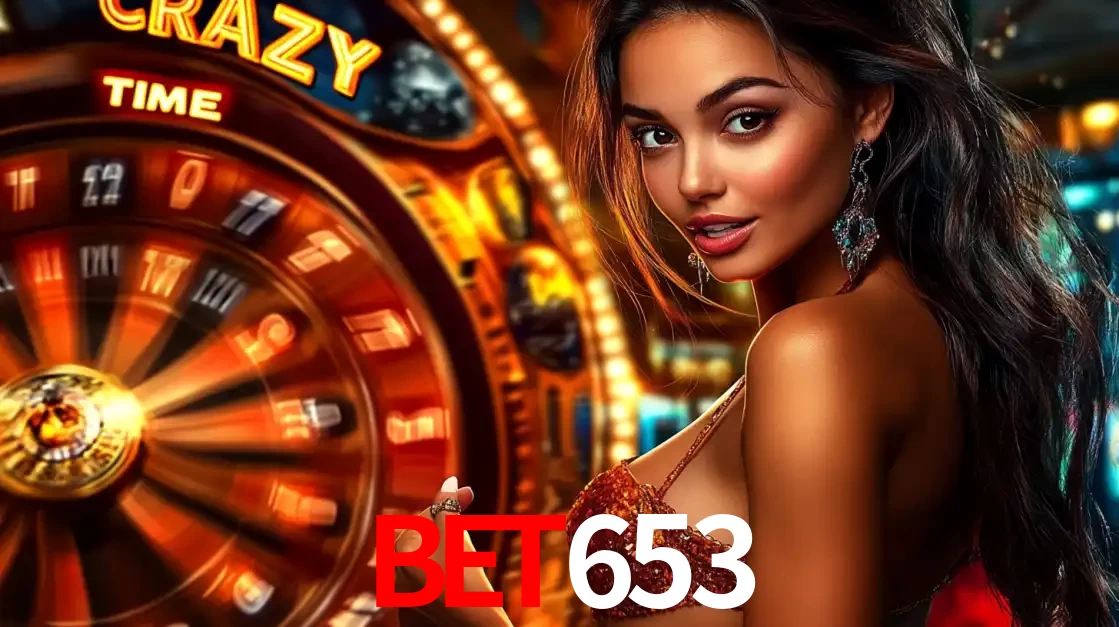 Mulher ao lado da roda de prêmios do jogo de cassino ao vivo Crazy Time, um dos shows de jogos mais emocionantes oferecidos pela plataforma de apostas bet653.