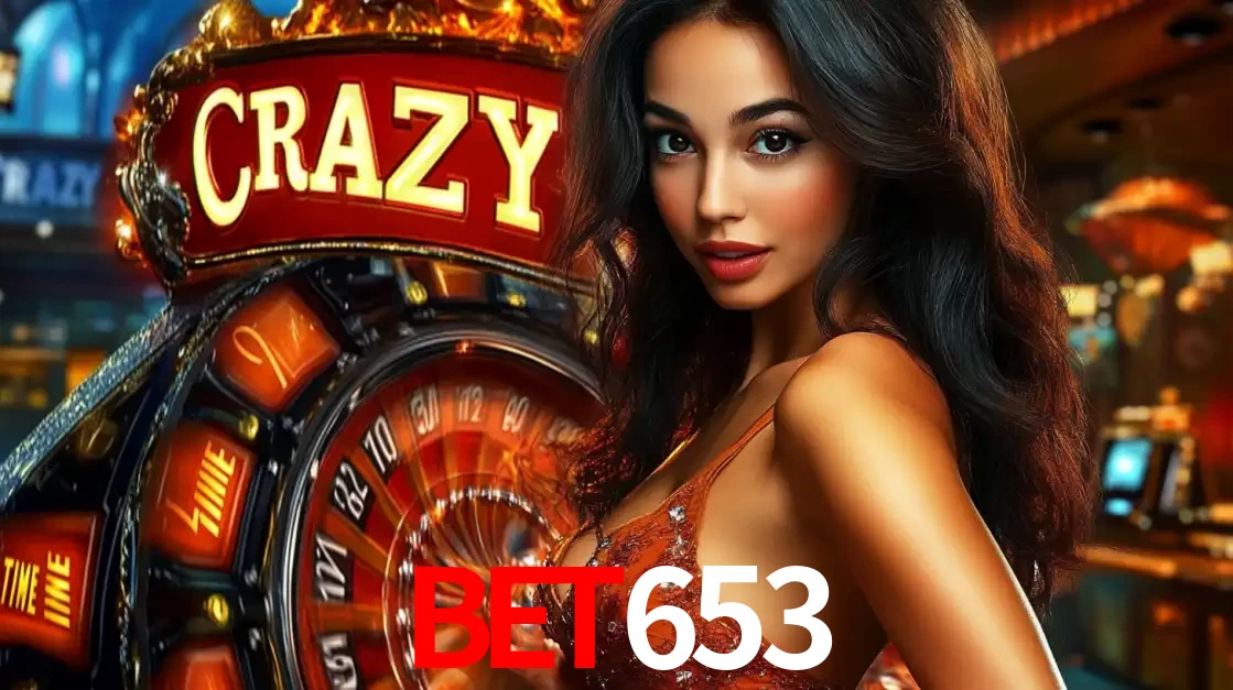 Mulher glamourosa olhando para a câmera com a roda vermelha do Crazy Time ao fundo em um ambiente de cassino, destacando a emoção dos jogos ao vivo no bet653.