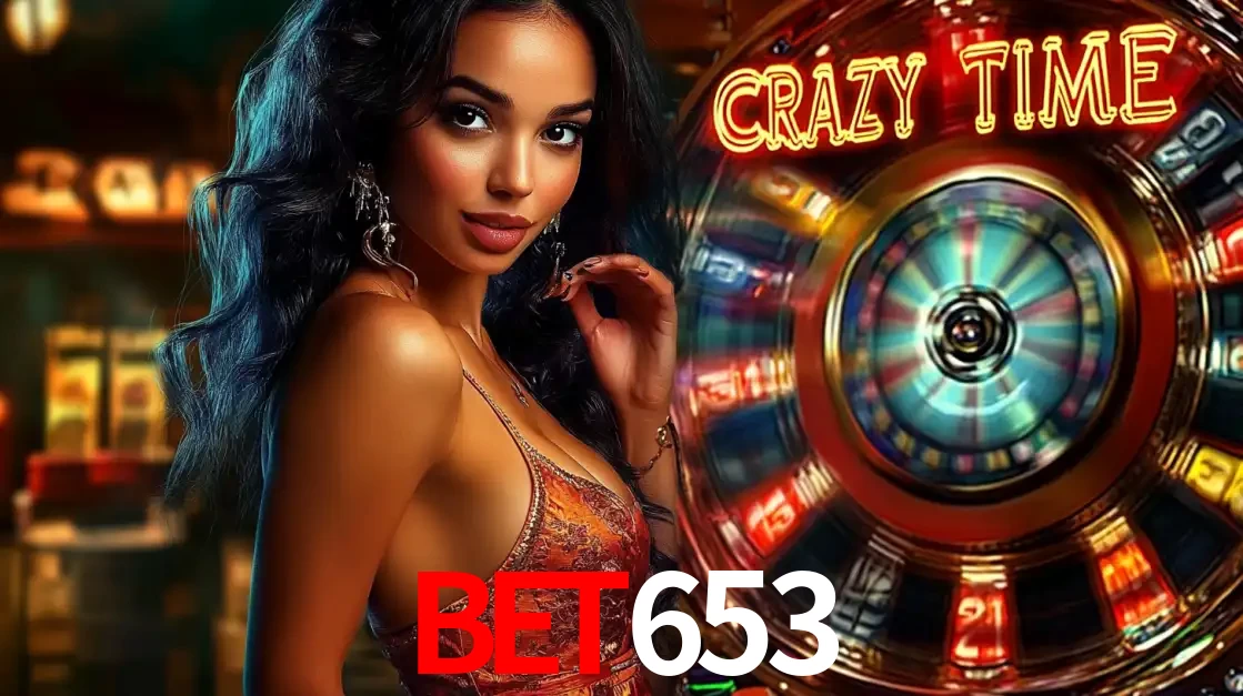 Mulher elegante ao lado da vibrante roda da fortuna do jogo de cassino ao vivo Crazy Time, um dos game shows mais populares e cheios de prêmios do bet653.